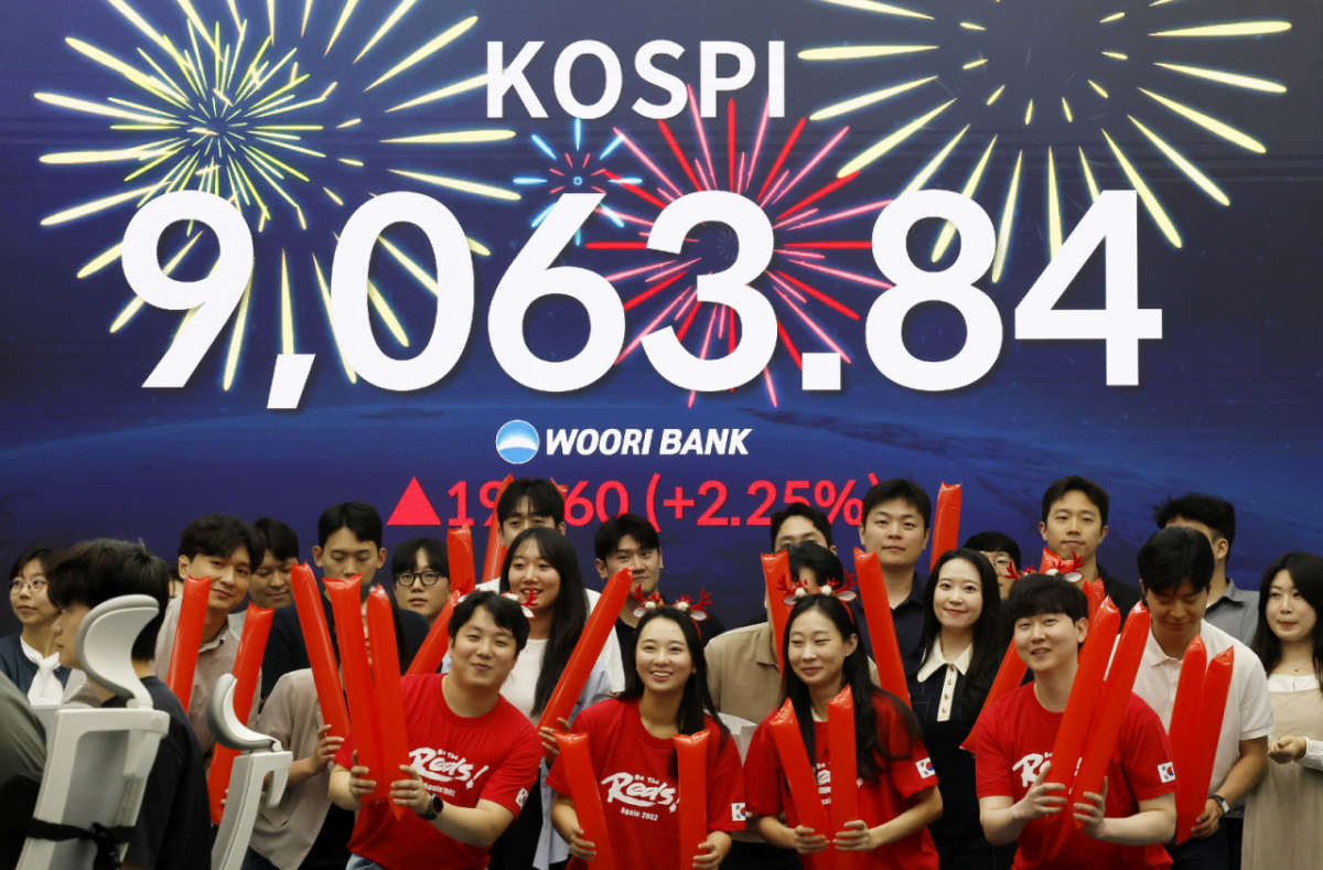 [서울=뉴시스] 김혜진 기자 = 코스피가 전 거래일(8864.24)보다 199.60포인트(2.25%) 오른 9063.84에 마감한 16일 오후 서울 중구 우리은행 딜링룸 전광판에 지수가 표시 되고 있다.   코스닥 지수는 전 거래일(1031.96)보다 31.03포인트(3.01%) 하락한 1000.93에 거래를 마쳤다. 원·달러 환율은 전 거래일(1513.4원)보다 13.7원 오른 1527.1원에 주간 거래를 마감했다. 2026.06.18. jini@newsis.com /사진=김혜진