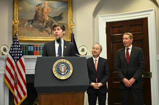 소프트뱅크 그룹 회장 겸 CEO인 마사요시 손(가운데)과 오라클 최고경영자 래리 엘리슨(오른쪽)이 2025년 1월 21일 워싱턴 D.C. 백악관 루즈벨트 룸에서 오픈 AI CEO 샘 알트만의 연설을 경청하고 있다. /AFPBBNews=뉴스1