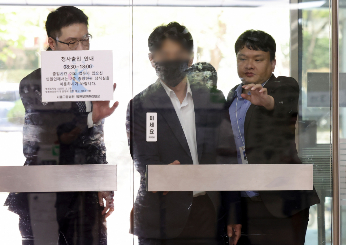 허위공문서작성 등 혐의를 받는 감사원 3급 공무원 손 모 씨(가운데)가 18일 서울 서초구 서울중앙지방법원에서 열린 구속 전 피의자 심문(영장실질심사)에 출석하고 있다. /사진=뉴시스