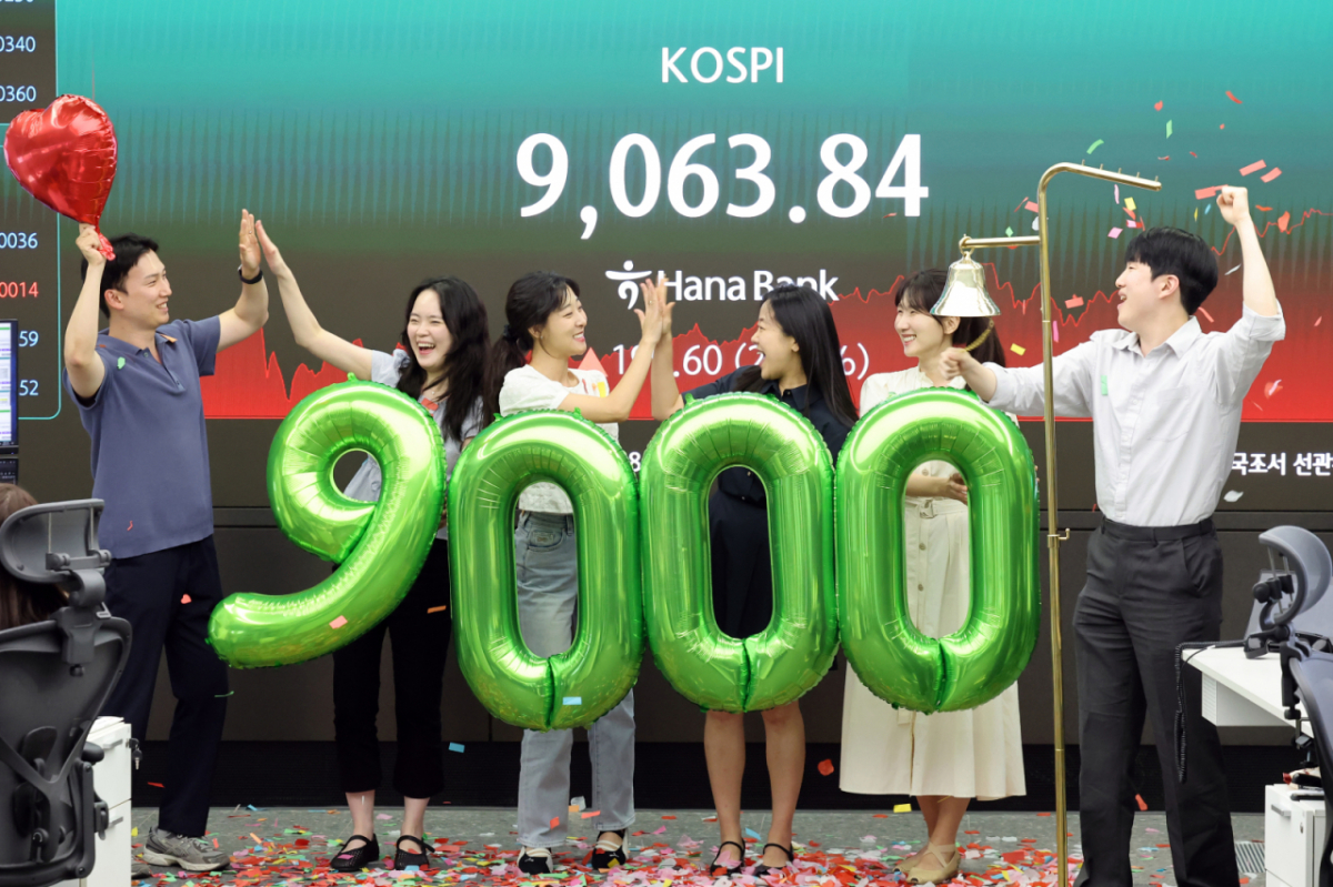 코스피지수가 사상 첫 9000을 돌파하며 한국 자본시장의 역사를 새로 썼다. 18일 오후 서울 중구 하나은행 본점 하나인피니티서울에서 직원들이 코스피 9000 돌파기념 타종 세리머니를 하고 있다. /사진=공동취재