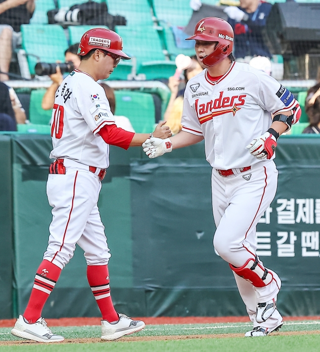 SSG 최정(오른쪽)이 18일 롯데 자이언츠와 홈경기에서 1회말 선제 솔로 홈런을 날리고 베이스를 돌고 있다. /사진=SSG 랜더스 제공