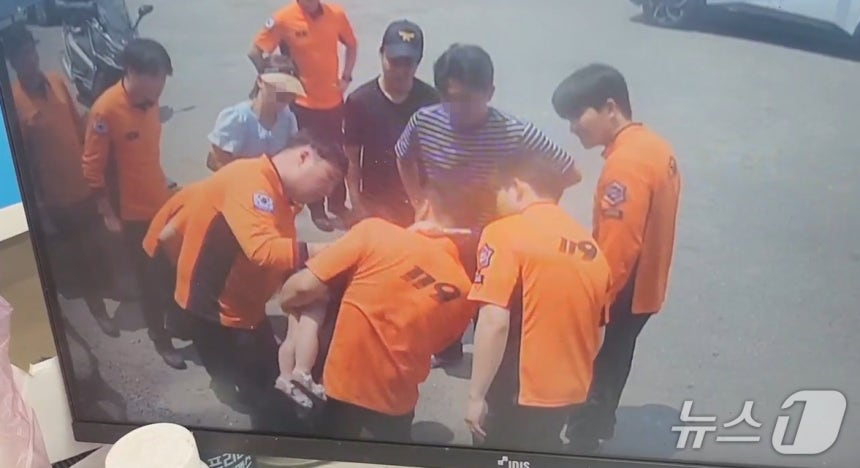비번 날 훈련을 받던 소방대원들이 목에 사탕이 걸린 어린아이를 발견하고 신속한 응급처치에 나서 구조에 성공했다. /사진=뉴스1