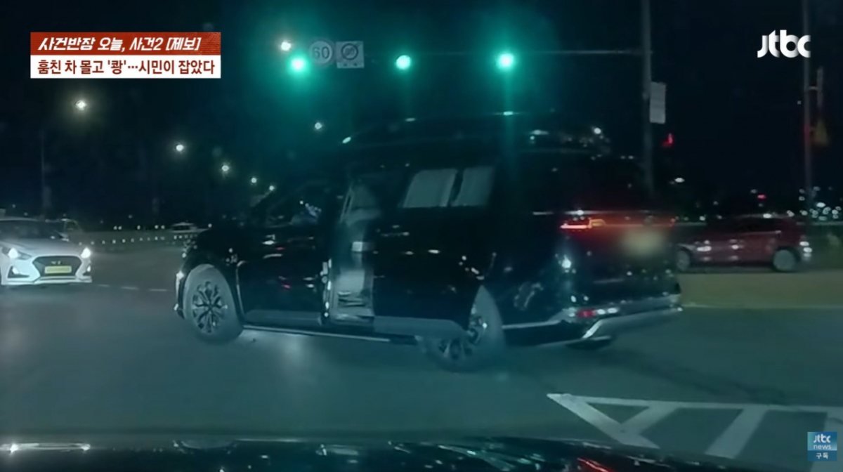 한 20대 남성이 지난 7일 새벽 훔친 대형 택시를 몰다 반포대교 인근 교차로에서 택시를 들이받은 모습. /사진=JTBC '사건반장' 방송화면 캡처