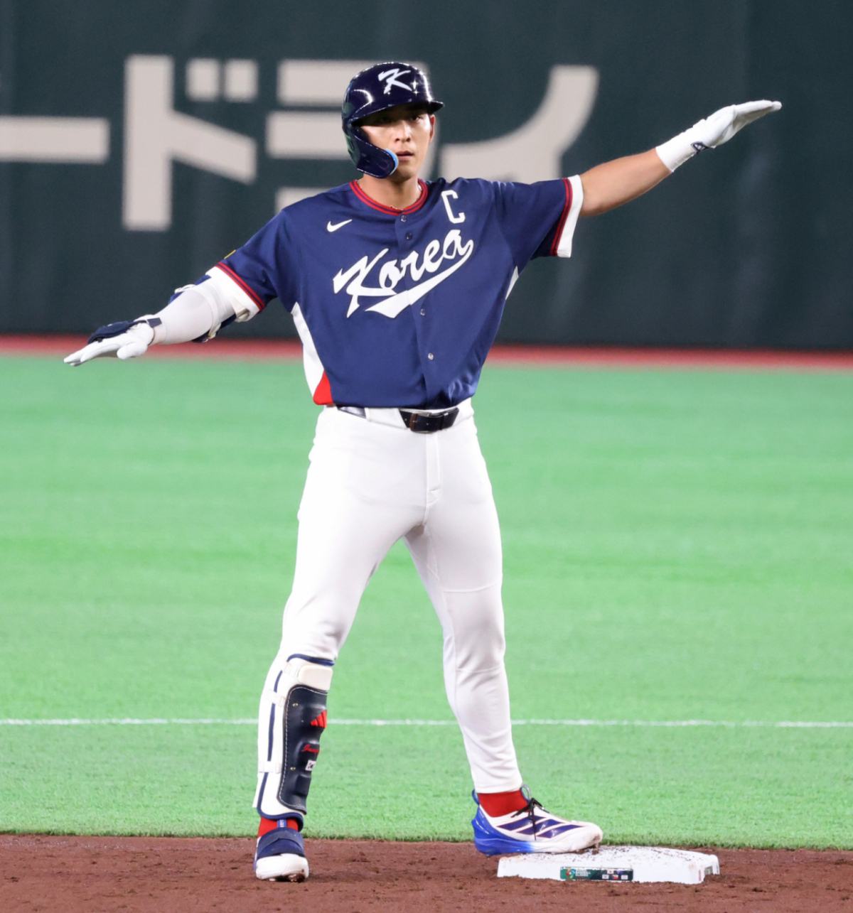 야구대표팀 3번타자 이정후가 9일 도쿄돔에서 열린 2026 WBC 도쿄POOL 대한민국과 호주 경기 3회초 무사 2루 2루타로 출루하고 있다. 026.03.08. /사진=강영조 cameratalks@
