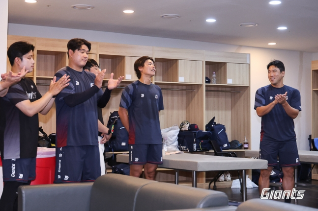 롯데 자이언츠 새 아시아쿼터 투수 이이무라 쇼타(가운데)가 18일 인천 SSG랜더스필드에서 SSG 랜더스와 방문경기를 앞두고 롯데 선수단과 상견례에서 인사를 하고 있다. /사진=롯데 자이언츠 제공