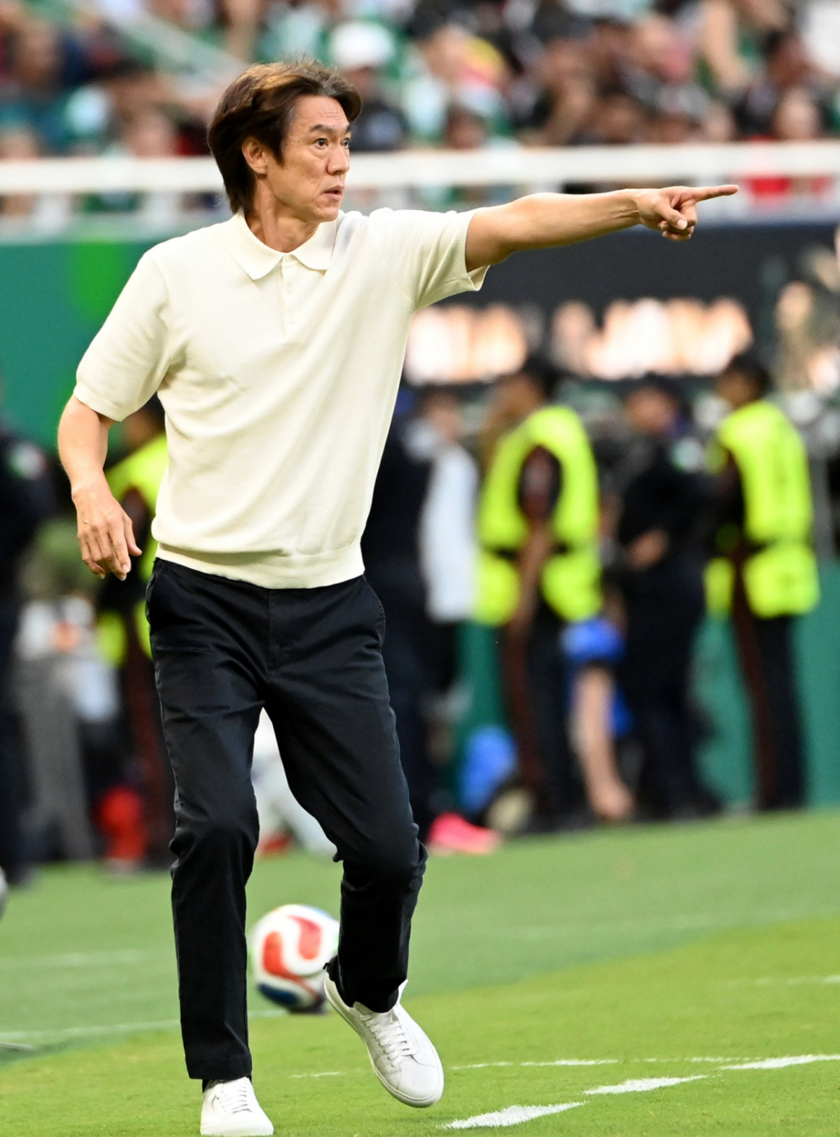 2026 북중미월드컵 A조 예선 대한민국 대 멕시코 경기가 19일(한국 시간) 멕시코 과달라하라 에스타디오 아크론에서 열렸다.홍명보 감독이 선수들에게 움직임을 지시하고 있다. /사진=김진경 kim.jinkyung@
