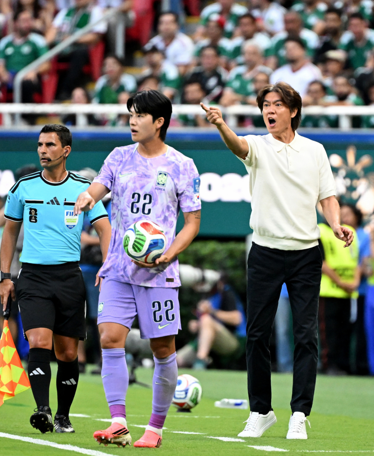 2026 북중미월드컵 A조 예선 대한민국 대 멕시코 경기가 19일(한국 시간) 멕시코 과달라하라 에스타디오 아크론에서 열렸다.홍명보 감독이 선수들을 독려하고 있다. 2026.06.19. /사진=김진경 kim.jinkyung@