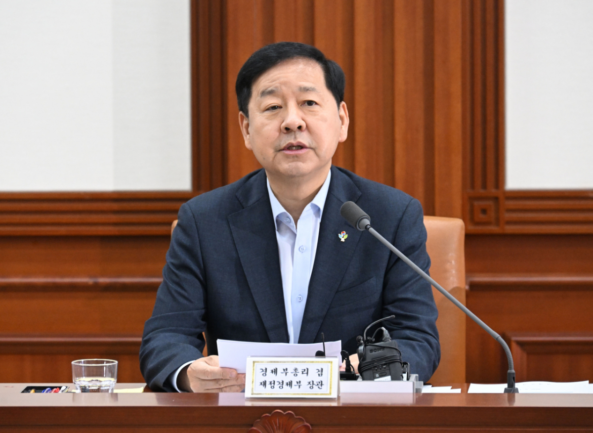 구윤철 부총리 겸 재정경제부 장관이 19일 서울 종로구 정부서울청사에서 열린 '비상경제본부 회의 겸 경제관계장관회의 및 대외경제장관회의'를 주재, 모두발언을 하고 있다./사진제공=재경부