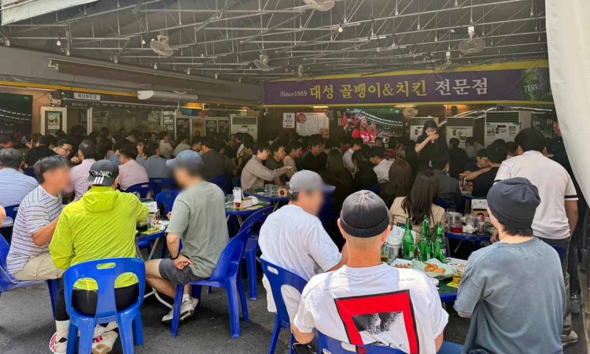 2026 FIFA 북중미 월드컵 조별리그 A조 1차전 대한민국과 체코 경기가 열린 지난 12일 서울 중구 한 치킨 전문점에서 시민들이 경기를 관전하던 모습./사진=류원혜 기자 hoopooh1@
