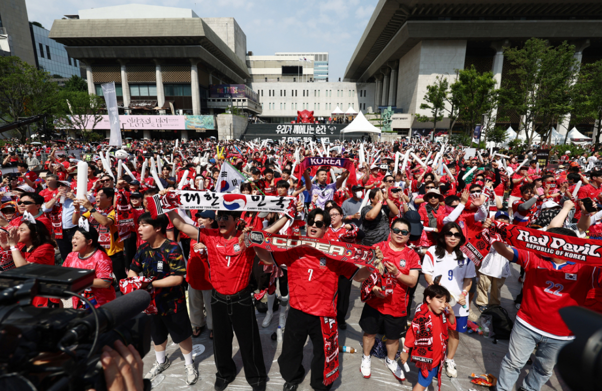 2026 FIFA 북중미 월드컵 A조 조별리그 2차전 대한민국과 멕시코의 경기가 열린 지난 19일 서울 종로구 광화문광장에서 시민들이 경기 생중계를 보며 응원하는 모습./사진=뉴스1