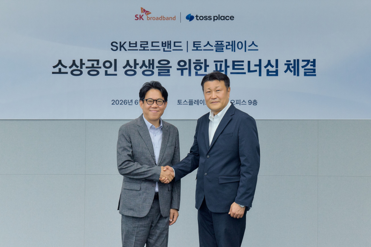 권정훈 SK브로드밴드 SOHO&Value 담당(왼쪽)과 김정열 토스플레이스 부대표가 소상공인 상생을 위한 파트너십 체결 후 기념 촬영을 하는 모습./사진제공=SK브로드밴드