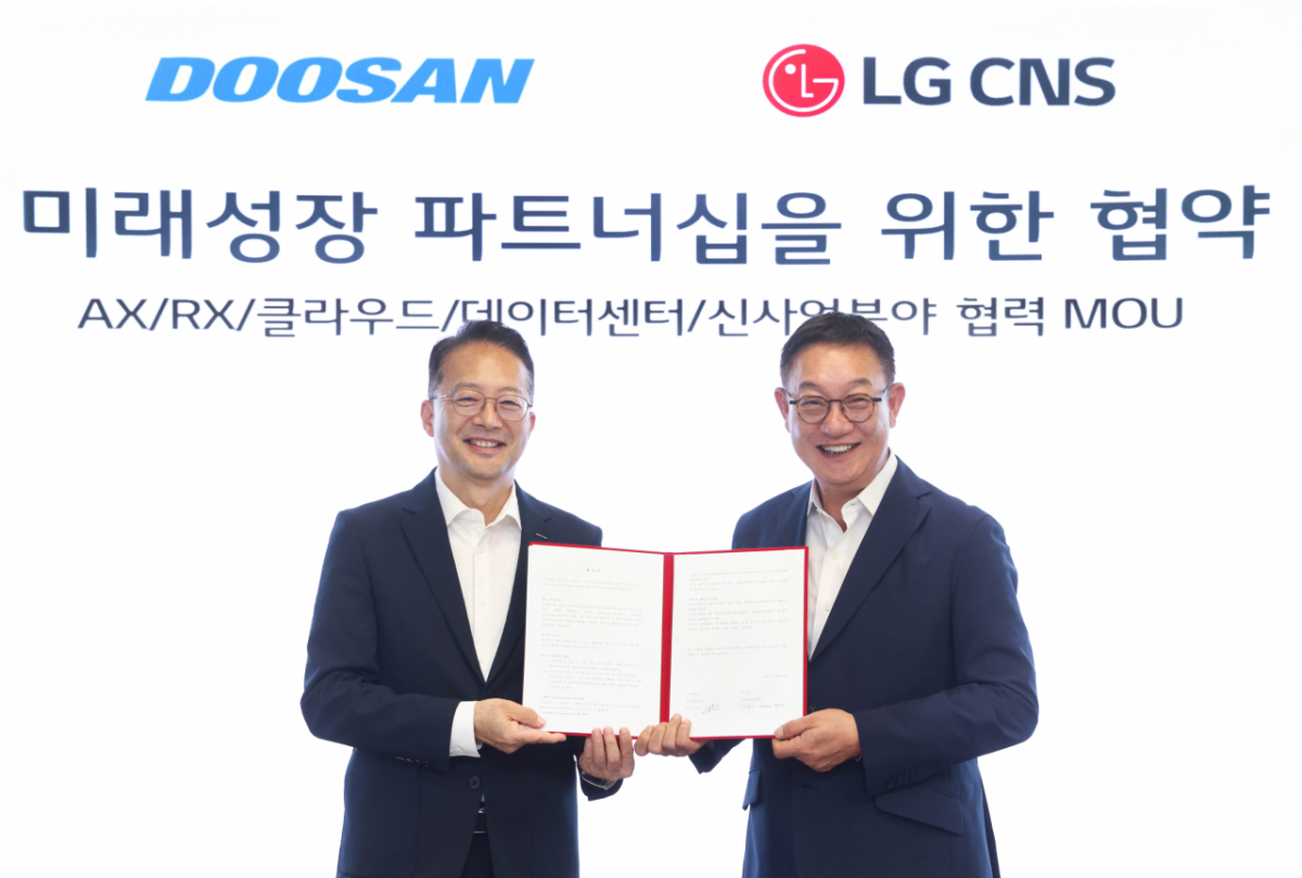 18일 서울 마곡동 LG사이언스파크에서 열린 ㈜두산과 LG CNS의 '데이터센터, 수소드론 물류, AI 전환(AX), 로봇 전환(RX) 사업 영역에서 글로벌 경쟁력 확보'를 위한 업무협약(MOU) 체결식. 사진은 유승우 ㈜두산 사장(왼쪽)과 현신균 LG CNS 사장의 모습./사진제공=㈜두산
