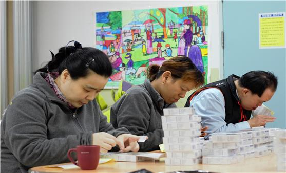 스테들러코리아 제품을 포장하고 있는 우리마포보호작업장 발달장애인 근로인/ 사진=스테들러코리아
