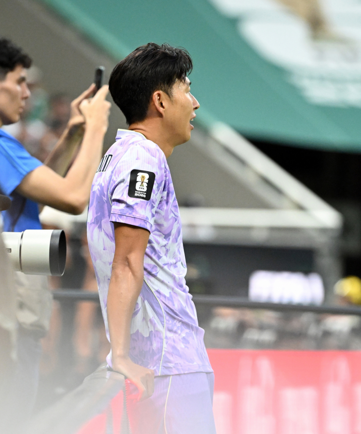 2026 북중미월드컵 A조 예선 대한민국 대 멕시코 경기가 19일(한국 시간) 멕시코 과달라하라 에스타디오 아크론에서 열렸다.손흥민이 아쉬움 가득한 표정으로 난간에 기대고 있다. 2026.06.19. /사진=김진경 kim.jinkyung@