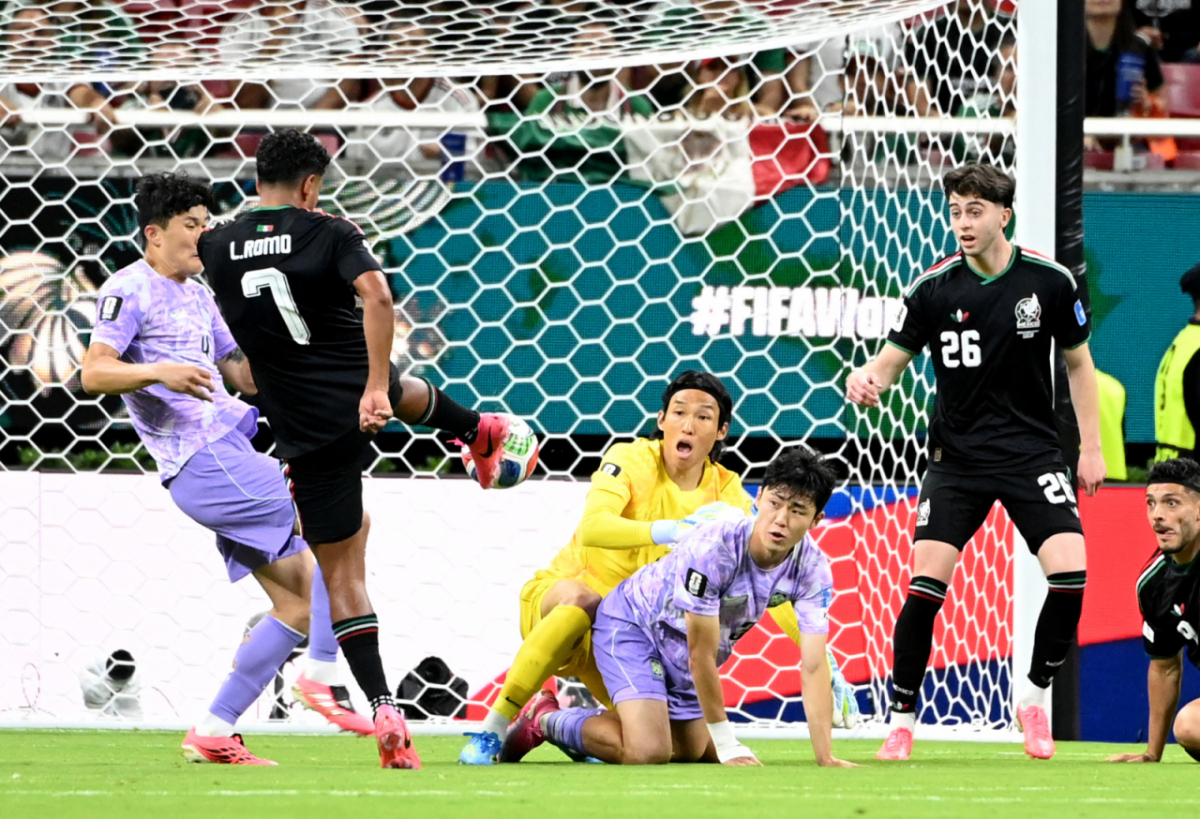 2026 북중미월드컵 A조 예선 대한민국 대 멕시코 경기가 19일(한국 시간) 멕시코 과달라하라 에스타디오 아크론에서 열렸다.골키퍼 김승규가 멕시코의 로모의 골장면을 고통스럽게 지켜보고 있다. 2026.06.19. /사진=김진경 kim.jinkyung@