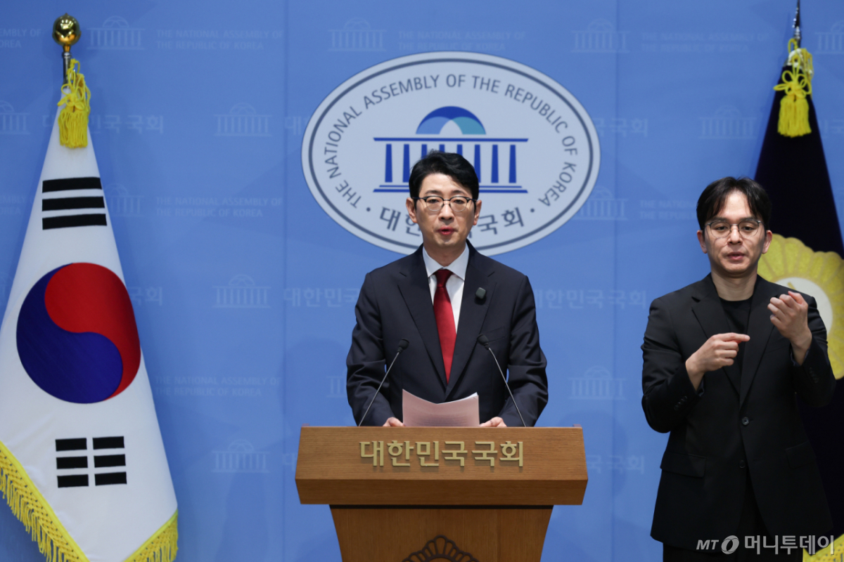 [서울=뉴시스] 김근수 기자 = 주진우 국민의힘 의원이 19일 오전 서울 여의도 국회 소통관에서 선관위 수의계약 및 수의계약 상위 업체 친민주당 인사 재직 의혹 관련 기자회견을 하고 있다. 2026.06.19. ks@newsis.com /사진=김근수