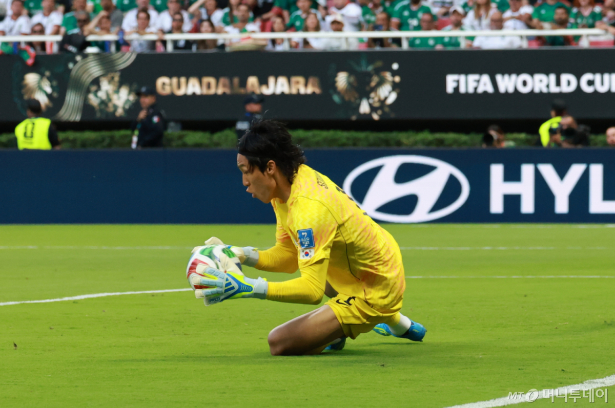 (과달라하라(멕시코)=뉴스1) 임세영 기자 = 대한민국 축구대표팀 골키퍼 김승규가 18일(현지시간) 멕시코 과달라하라 스타디움에서 열린 2026 북중미 월드컵 A조 조별리그 2차전 대한민국과 멕시코의 경기에서 선방하고 있다. 2026.6.19/뉴스1 Copyright © 뉴스1. All rights reserved. 무단 전재 및 재배포, AI학습 이용 금지. /사진=(과달라하라(멕시코)=뉴스1) 임세영 기자