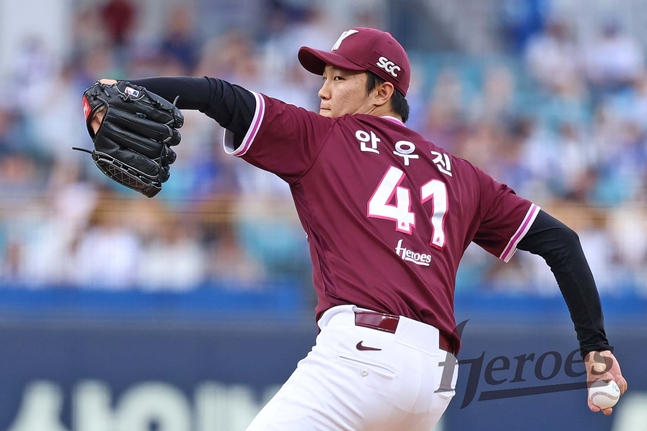 19일 삼성을 상대로 역투하는 안우진. /사진=키움 히어로즈