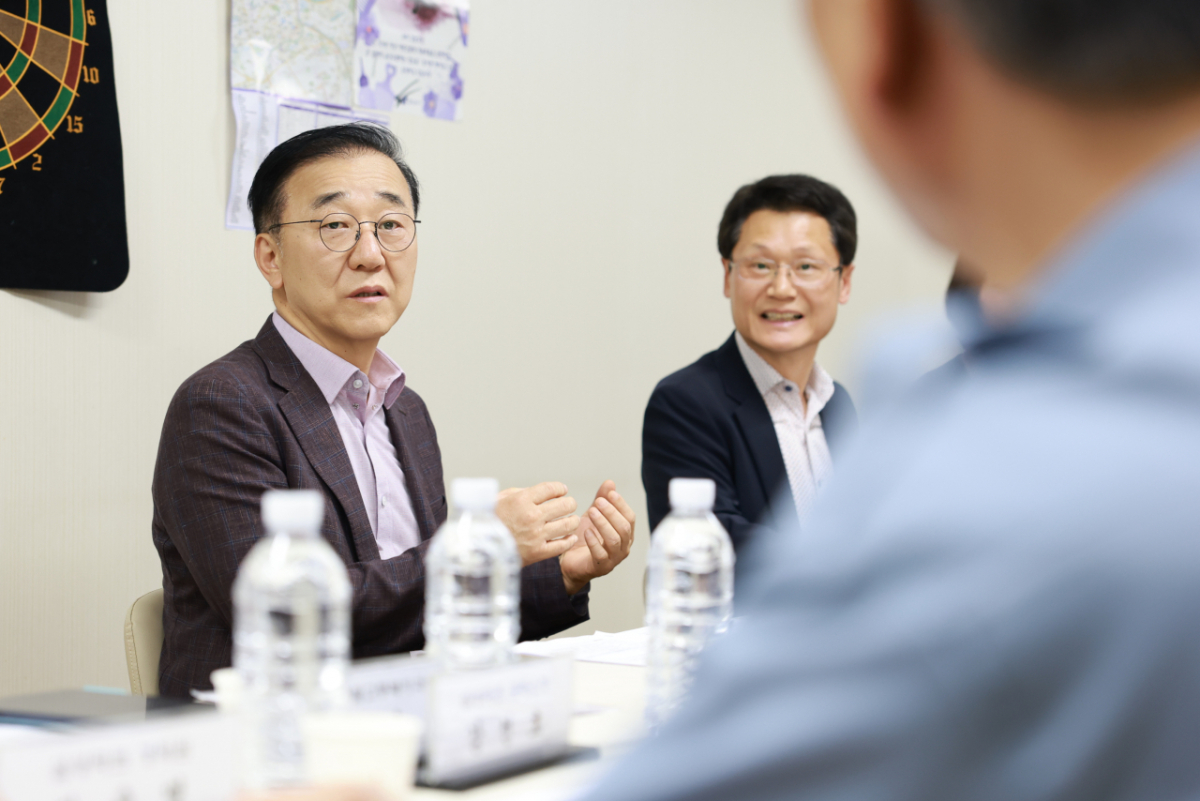 김윤덕 국토교통부 장관이 지난 6월17일 오후 서울 강남구 소재 공동주택을 방문해 8월 시행 예정인 주차장법 개정 내용을 설명하고 주민 의견을 듣고 있다./사진제공=국토교통부