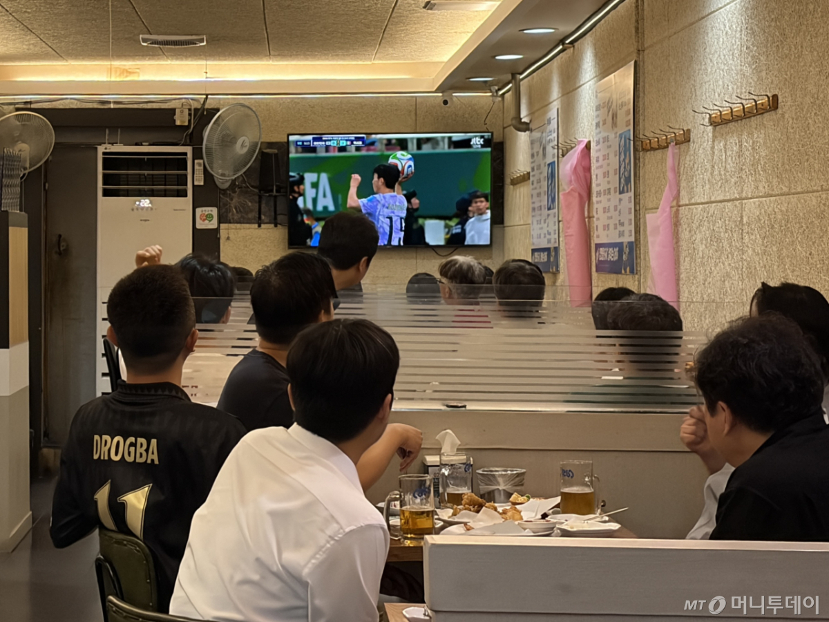 19일 오전 서울 종로구 한 호프집에서 시민들이 모여 한국 대표팀을 응원하는 모습./사진=이현수 기자.