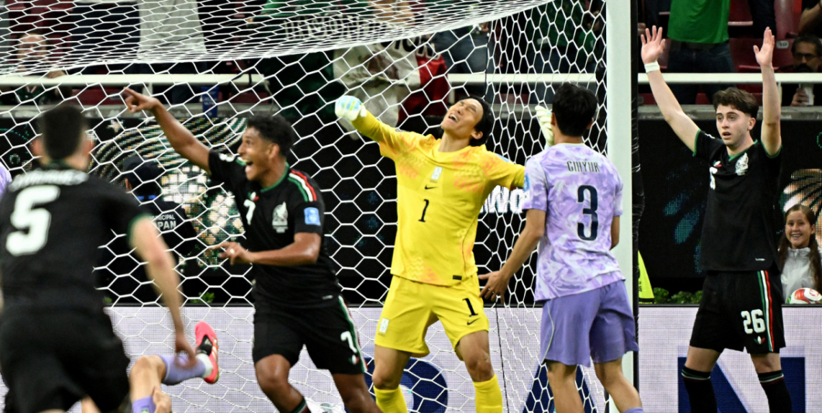 2026 북중미월드컵 A조 예선 대한민국 대 멕시코 경기가 19일(한국 시간) 멕시코 과달라하라 에스타디오 아크론에서 열렸다.  골키퍼 김승규가 후반전 볼을 잡는 순간 이기혁과 충돌하며 실점을 허용한 후 아쉬움을 터트리고 있다. /사진=김진경 대기자