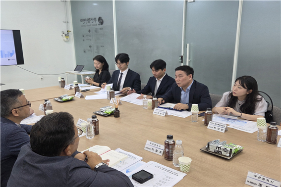 다시 뛰는 부산 위원회가 청년공간을 방문해 현장 목소리를 청취하고 있다./사진제공=다시 뛰는 부산 위원회