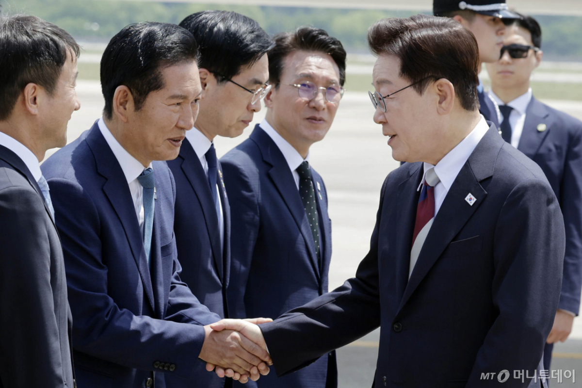 [성남=뉴시스] 최동준 기자 = G7 정상회의 등 유럽 순방 일정을 마친 이재명 대통령이 18일 경기 성남 서울공항에 도착해 정청래 더불어민주당 대표와 인사하고 있다. 2026.06.18. photocdj@newsis.com /사진=최동준