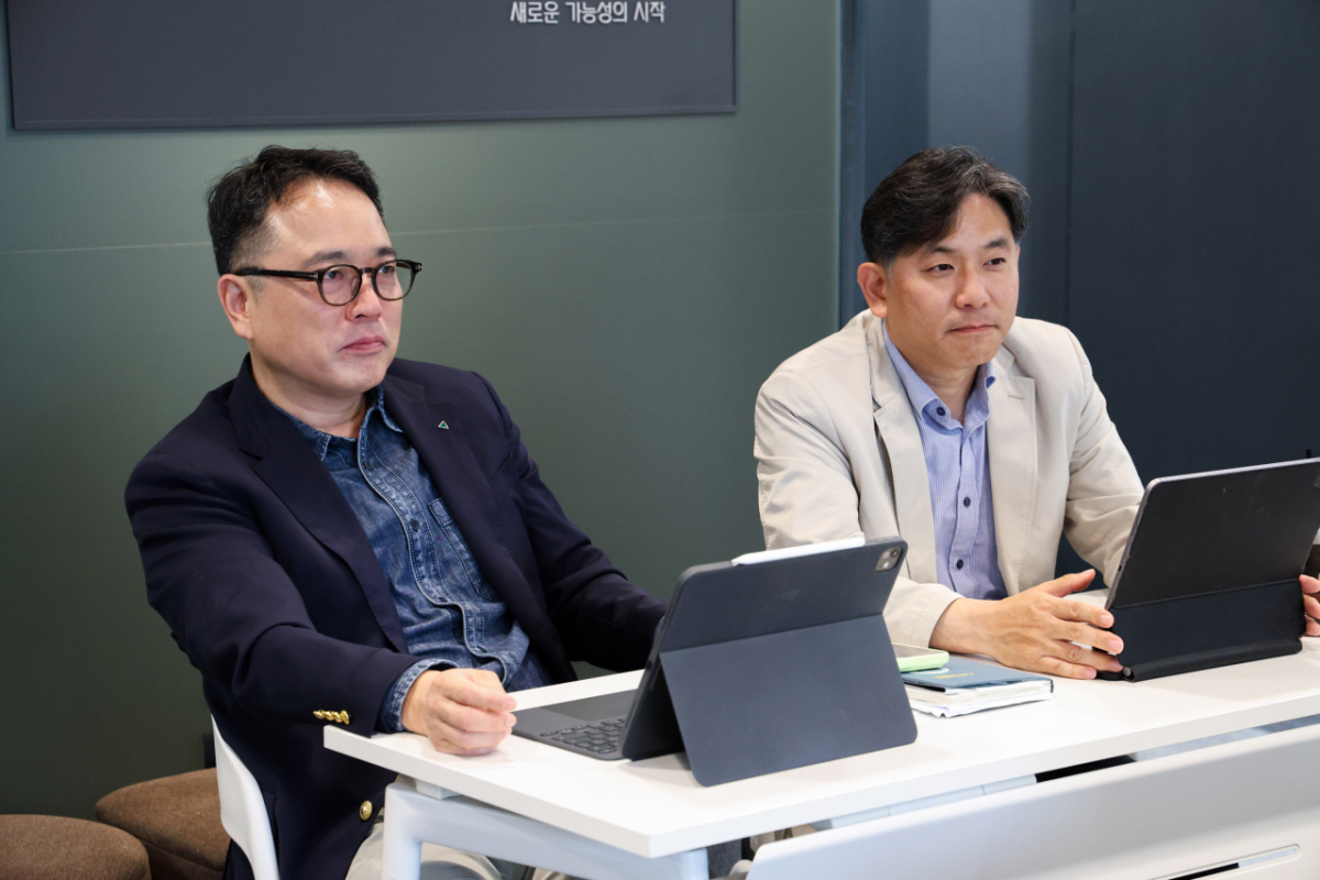 지난 15일 서울 종로구 연지동 현대그룹 사옥. 배성준 현대엘리베이터 설치기술개발담당 상무(오른쪽)와 양종규 현대엘리베이터 SCM전략담당 상무(왼쪽)의 모습./사진제공=현대엘리베이터
