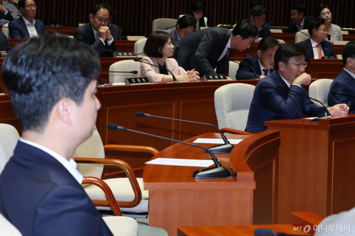 (서울=뉴스1) 신웅수 기자 = 18일 서울 여의도 국회에서 열린 국민의힘 의원총회에서 장동혁 대표의 자리가 비어 있다. 2026.6.18/뉴스1  Copyright © 뉴스1. All rights reserved. 무단 전재 및 재배포,  AI학습 이용 금지. /사진=(서울=뉴스1) 신웅수 기자