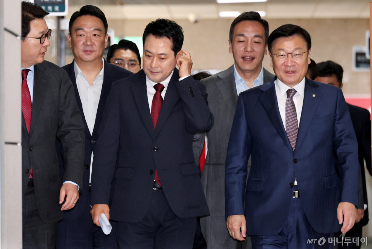 [서울=뉴시스] 최진석 기자 = 국민의힘 장동혁 대표와 정점식 원내대표가 18일 여의도 국회에서 열린 최고위원회의에 참석하고 있다. 2026.06.18. myjs@newsis.com /사진=최진석