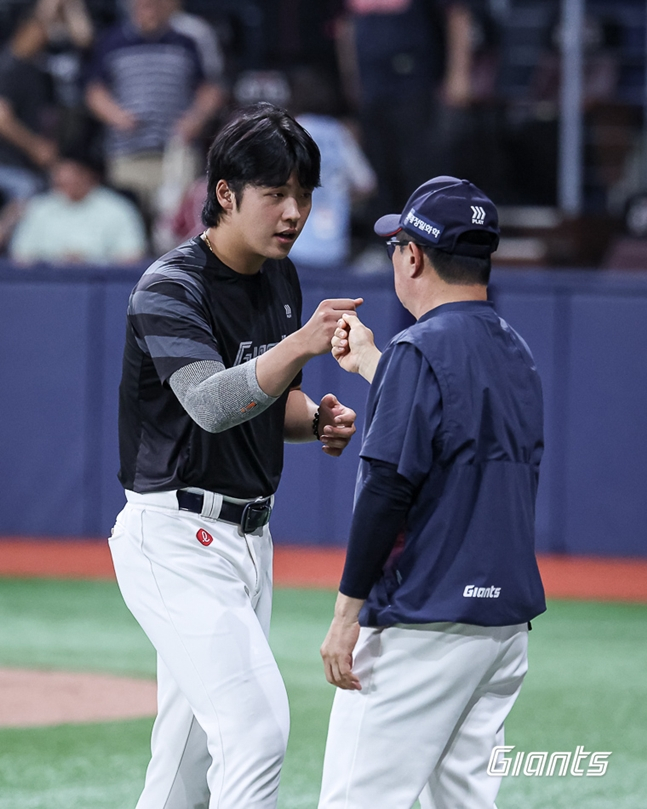 이민석(왼쪽). /사진=롯데 자이언츠