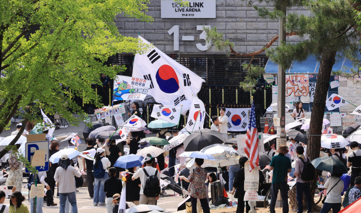 지난 18일 제9회 전국동시지방선거 투표용지 부족 사태를 규탄하는 개표소 봉쇄 시위가 계속된 서울 송파구 올림픽공원 핸드볼경기장 앞에서 시민들이 구호를 외치고 있는 모습./사진=뉴스1.