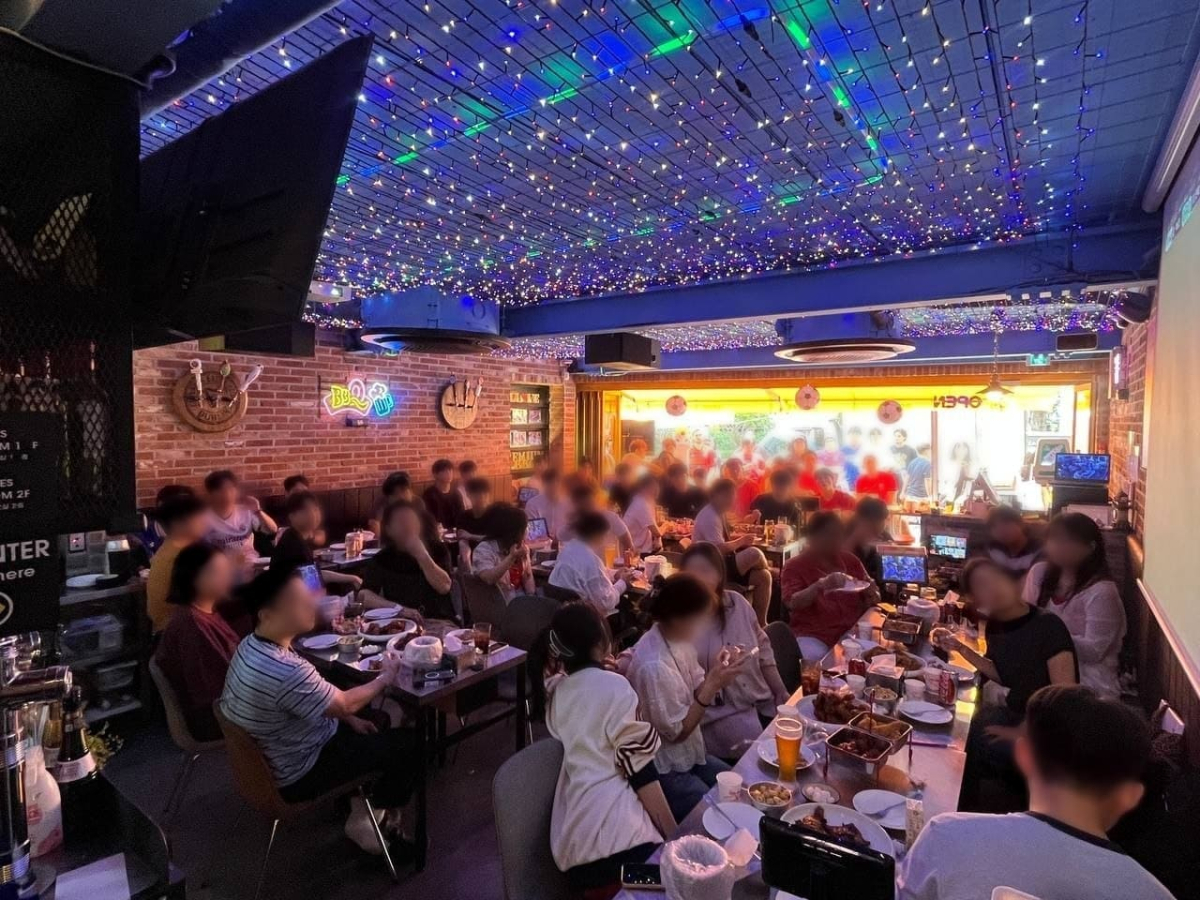 19일 오전 10시 BBQ 홍대입구점에 모여 단체 관람을 즐기고 있는 모습. /사진제공=제너시스BBQ