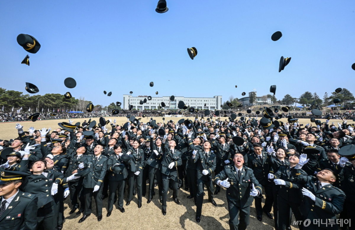 [서울=뉴시스] 26일 전북 익산 육군부사관학교에서 열린 '26-1기 부사관 임관식에서 신임 부사관들이 정모를 던지며 기뻐하고 있다. (사진=육군 제공) 2026.03.26. photo@newsis.com *재판매 및 DB 금지 /사진=류현주