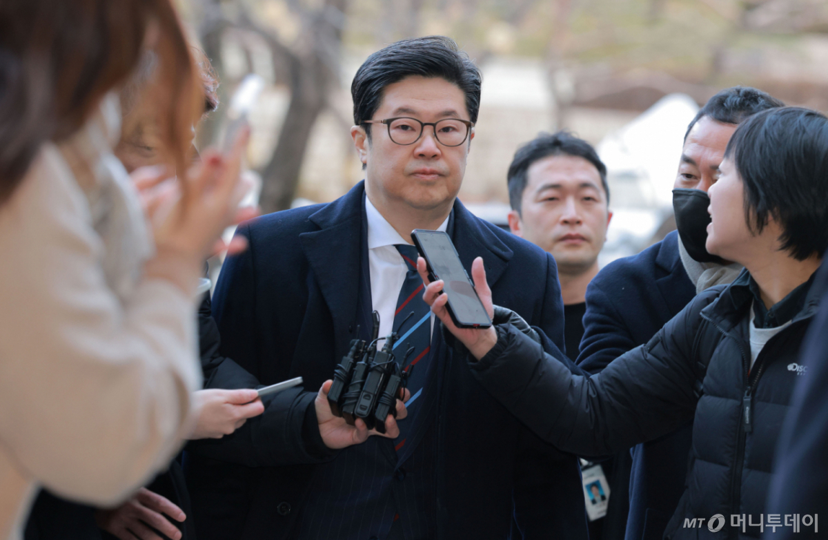 (서울=뉴스1) 오대일 기자 = '홈플러스 사태' 관련 자본시장법 위반 등의 혐의를 받는 김병주 MBK파트너스 회장이 13일 오전 서울 서초구 서울중앙지방법원에서 열린 구속 전 피의자 심문(영장실질심사)에 출석하고 있다. (공동취재) 2026.1.13/뉴스1 Copyright © 뉴스1. All rights reserved. 무단 전재 및 재배포, AI학습 이용 금지. /사진=(서울=뉴스1) 오대일 기자