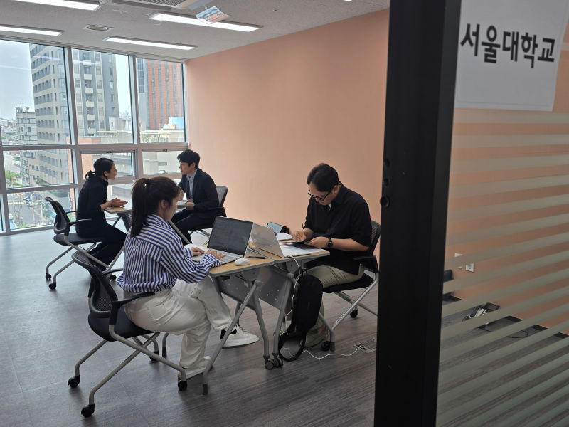 'G밸리 테크 밋업' 행사에 마련된 서울대 산학협력단 상담 코너에서 기업, 대학 관계자들이 상담하고 있다./사진=이민호기자