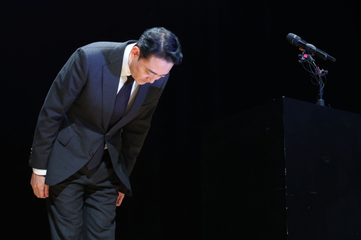 [서울=뉴시스] 권창회 기자 = 홍정도 중앙홀딩스 부회장이 15일 서울 마포구 중앙일보빌딩에서 중앙그룹 계열사 기업회생절차 신청 관련 기자회견을 열고 사과하고 있다. 2026.06.15. kch0523@newsis.com /사진=권창회