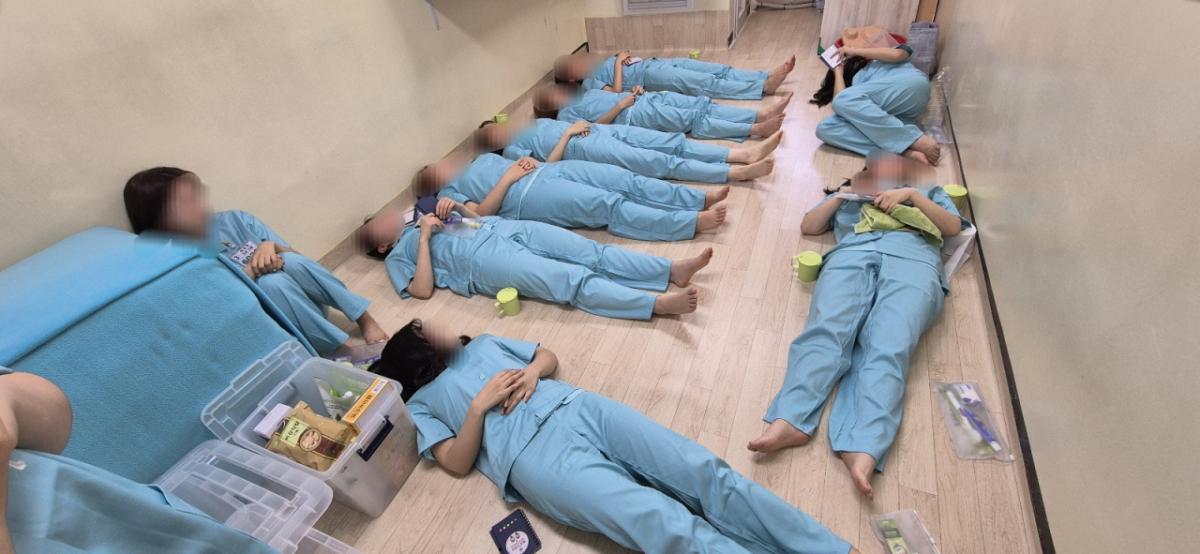 지난 17일 오전 충청도 청주 서원구 청주여자교도소에서 진행된 '법조기자단 공동 교정시설 현장진단'에서 기자단이 실제로 혼거실에 누운 모습./사진=법무부