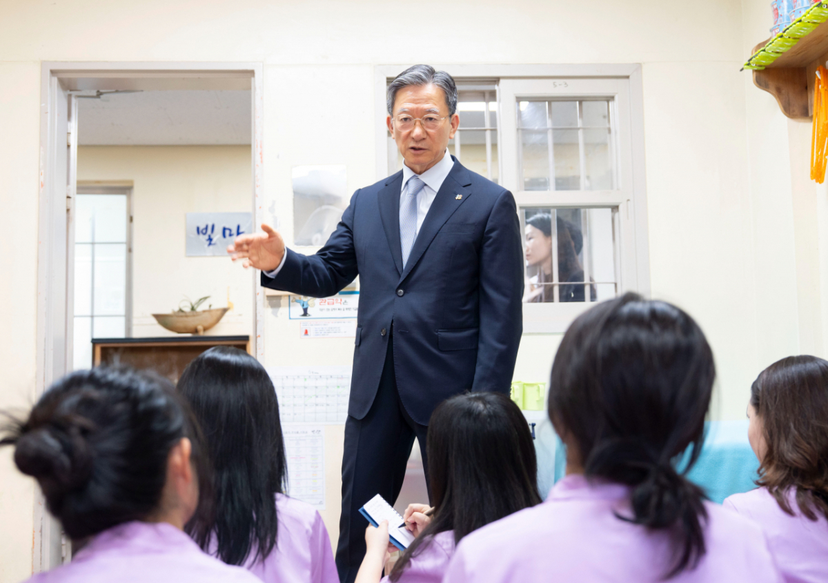 정성호 법무부 장관이 지난 17일 오전 충청도 청주 서원구 청주여자교도소에서 진행된 '법조기자단 공동 교정시설 현장진단'에 방문해 발언하는 모습.