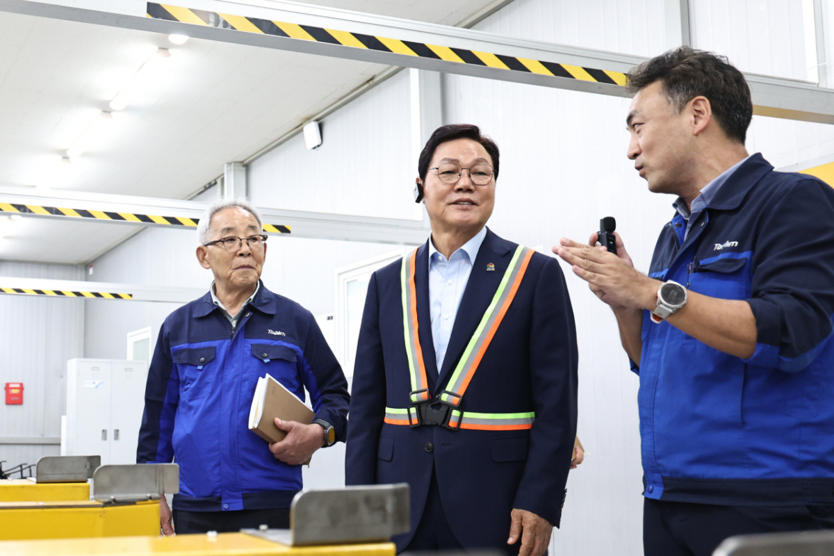박완수 경남도지사(가운데)가 태림산업을 방문해 AI 기반 제조혁신을 살펴보고 있다./사진제공=경남도