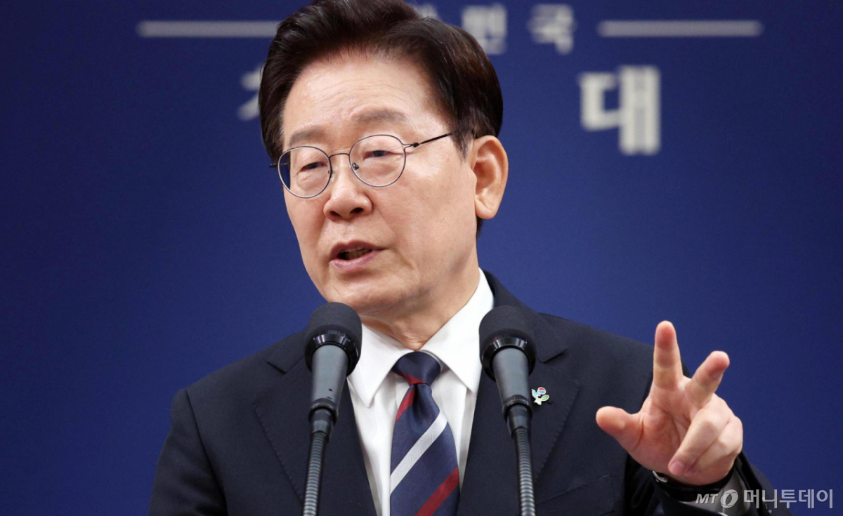 [서울=뉴시스] 고범준 기자 = 이재명 대통령이 19일 청와대 춘추관에서 유럽·G7 순방 결과 브리핑 후 취재진의 질문에 답변하고 있다. 2026.06.19. bjko@newsis.com /사진=고범준