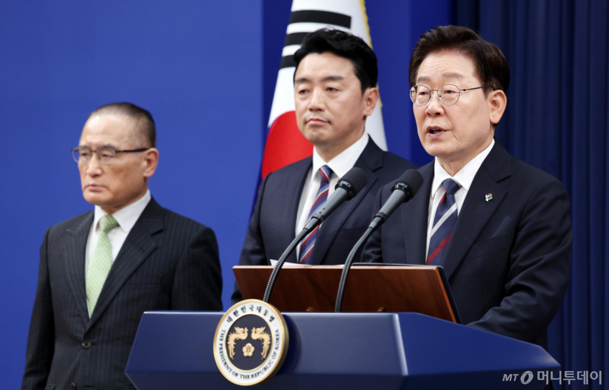 [서울=뉴시스] 고범준 기자 = 이재명 대통령이 19일 청와대 춘추관에서 유럽·G7 순방 결과 브리핑 후 취재진의 질문에 답변하고 있다. 2026.06.19. bjko@newsis.com /사진=고범준