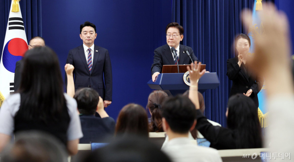[서울=뉴시스] 고범준 기자 = 이재명 대통령이 19일 청와대 춘추관에서 유럽·G7 순방 결과 브리핑 후 취재진의 질문을 받고 있다. 2026.06.19. bjko@newsis.com /사진=고범준