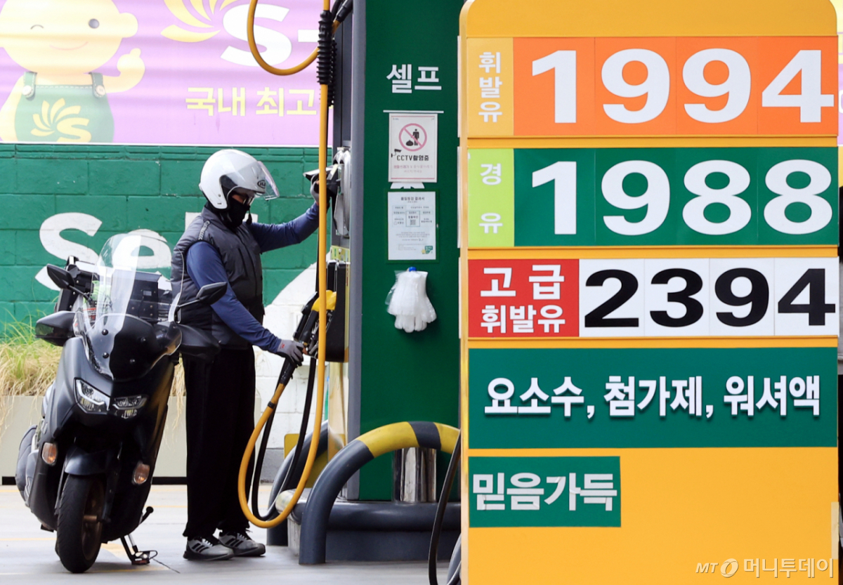 (서울=뉴스1) 이호윤 기자 = 정부가 6차 석유 최고가격 적용 기간을 연장한 19일 서울 시내의 한 주유소에 유가가 표시돼 있다. 지난 18일 산업통상부는 7차 석유 최고가격은 중동전쟁 종전 진전 여부를 지켜보고 판단할 계획이라며 7차 최고가격 발표 전까지는 현행 6차 최고가격을 유지한다고 밝혔다. 2026.6.19/뉴스1 Copyright © 뉴스1. All rights reserved. 무단 전재 및 재배포, AI학습 이용 금지. /사진=(서울=뉴스1) 이호윤 기자