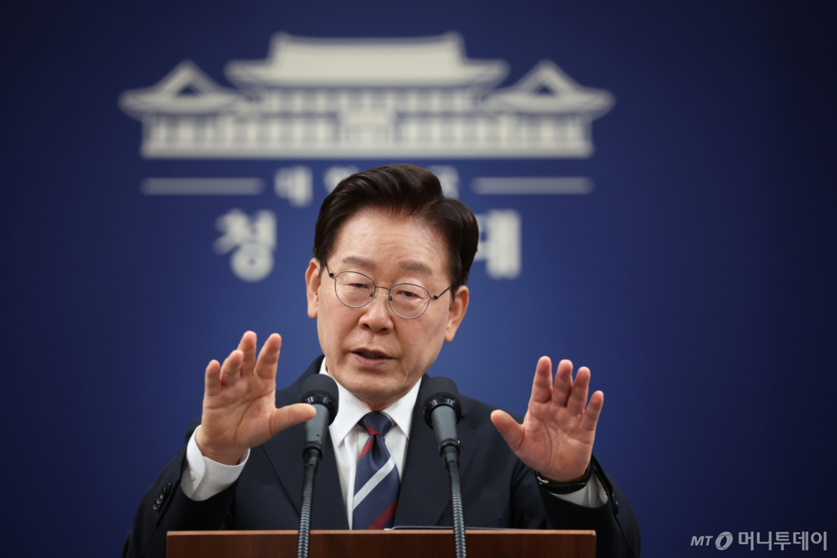 (서울=뉴스1) 이재명 기자 = 이재명 대통령이 19일 청와대 춘추관에서 열린 유럽·G7 순방 결과 브리핑에서 취재진 질문에 답변하고 있다. 2026.6.19/뉴스1 Copyright © 뉴스1. All rights reserved. 무단 전재 및 재배포, AI학습 이용 금지. /사진=(서울=뉴스1) 이재명 기자