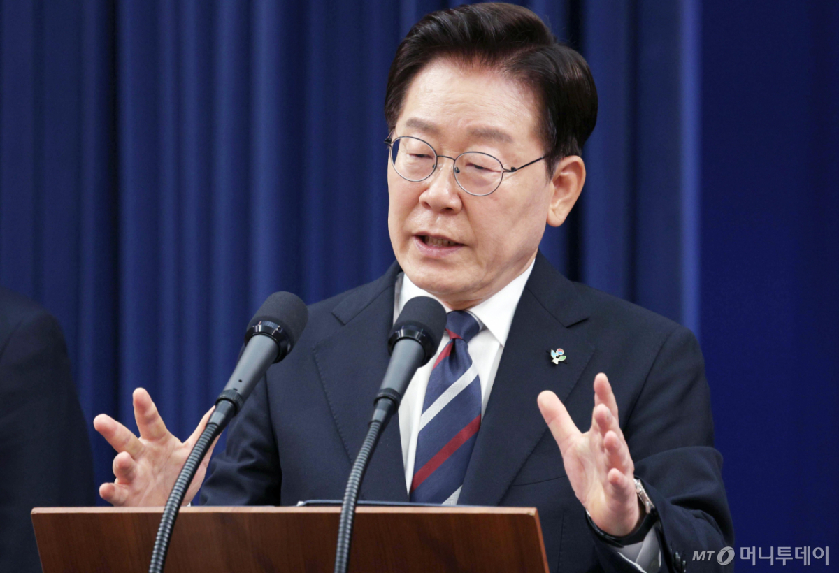 [서울=뉴시스] 고범준 기자 = 이재명 대통령이 19일 청와대 춘추관에서 유럽·G7 순방 결과 브리핑 후 취재진의 질문에 답변하고 있다. 2026.06.19. bjko@newsis.com /사진=고범준