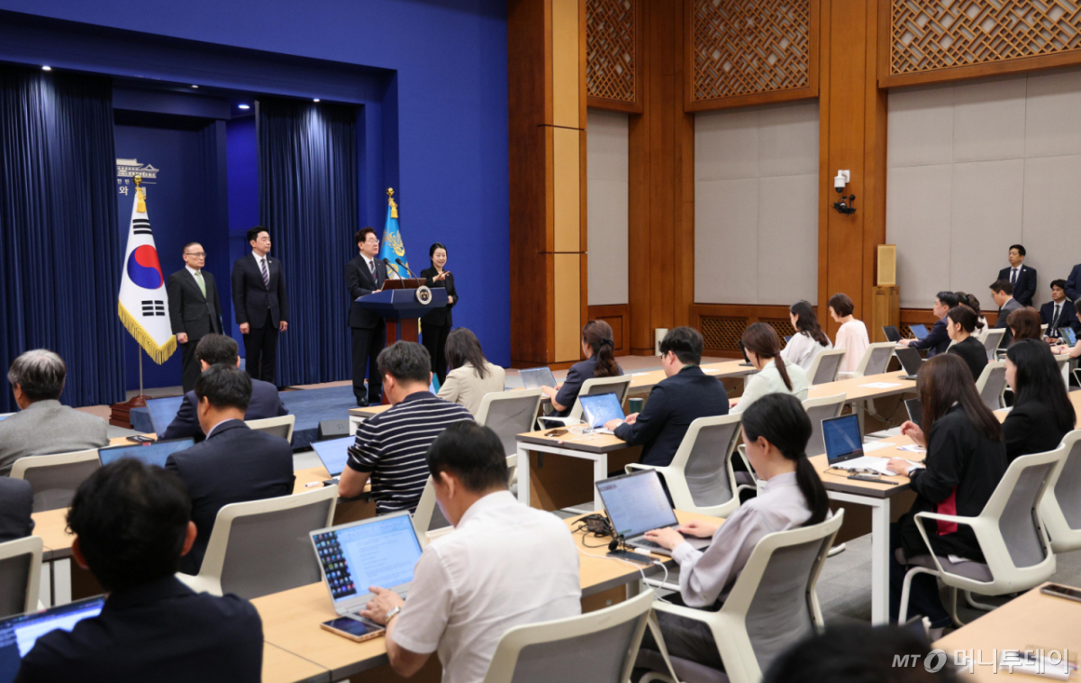 [서울=뉴시스] 고범준 기자 = 이재명 대통령이 19일 청와대 춘추관에서 유럽·G7 순방 결과 브리핑 후 취재진의 질문을 받고 있다. 2026.06.19. bjko@newsis.com /사진=고범준