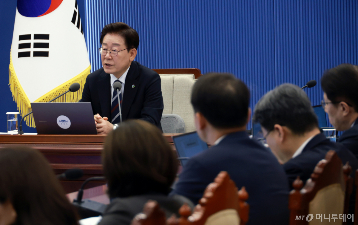 [서울=뉴시스] 고범준 기자 = 이재명 대통령이 19일 청와대에서 열린 수석보좌관회의에서 발언하고 있다. (청와대통신사진기자단) 2026.06.19. bjko@newsis.com /사진=