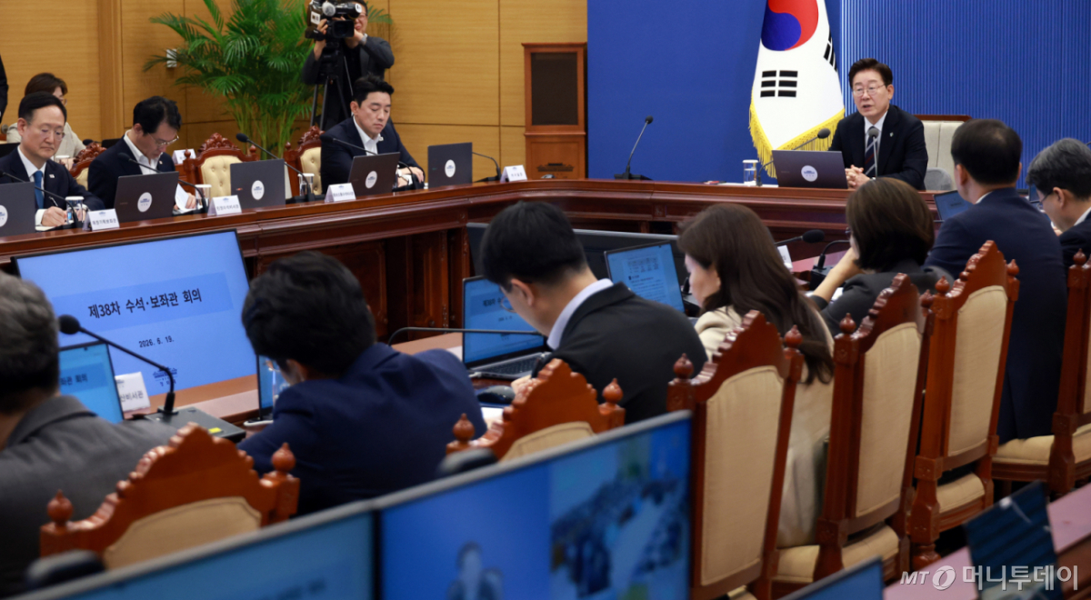 (서울=뉴스1) 이재명 기자 = 이재명 대통령이 19일 청와대에서 열린 수석보좌관회의에서 발언하고 있다. (청와대통신사진기자단) 2026.6.19/뉴스1 Copyright © 뉴스1. All rights reserved. 무단 전재 및 재배포, AI학습 이용 금지. /사진=(서울=뉴스1) 이재명 기자