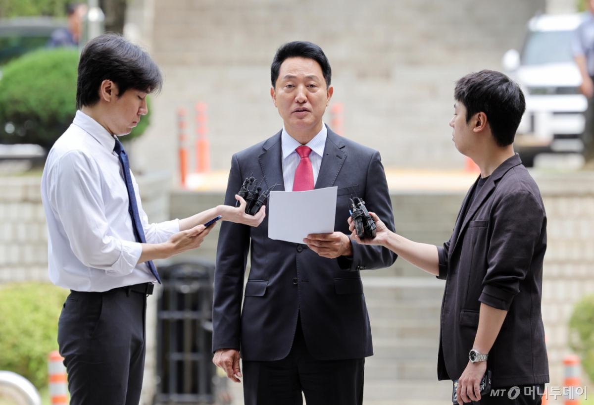 여론조사비 대납 의혹을 받는 오세훈 서울시장이 지난 17일 서울 서초구 서울중앙지방법원에서 열린 결심공판에 출석하며 입장을 밝히고 있다. /사진=뉴시스